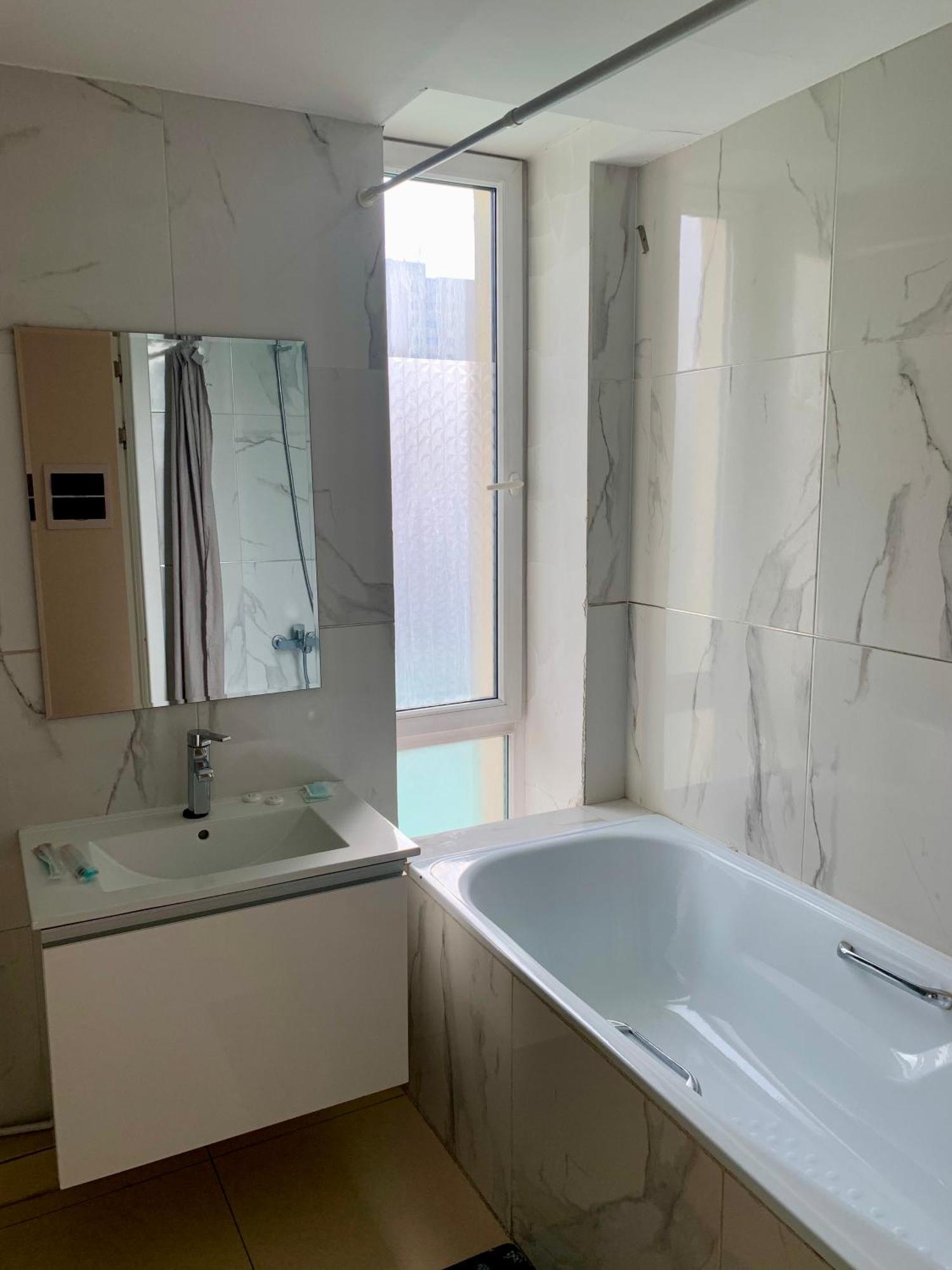 City Center Double Bedroom With Private Bathroom, Shared Kitchen 울란바토르 외부 사진